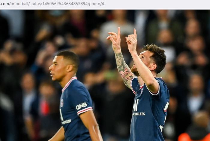 Striker Paris Saint-Germain, Lionel Messi, merayakan gol bareng Kylian Mbappe dalam laga Grup A Liga Champions kontra RB Leipzig di Stadion Parc des Princes, Selasa (19/10/2021).