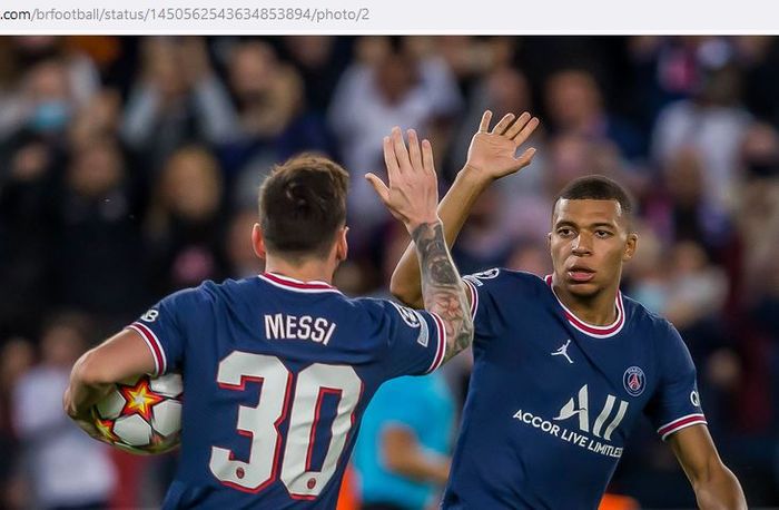 Striker Paris Saint-Germain, Lionel Messi, merayakan gol bareng Kylian Mbappe dalam laga Grup A Liga Champions kontra RB Leipzig di Stadion Parc des Princes, Selasa (19/10/2021).