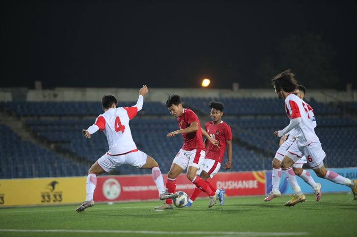 Pemain timnas U-23 Indonesia, Witan Sulaeman, mendapat penjagaan ketat dari pemain timnas U-23 Tajikistan dalam laga uji coba di Republican Central Stadium, Dushanbe, Selasa (19/10/2021).