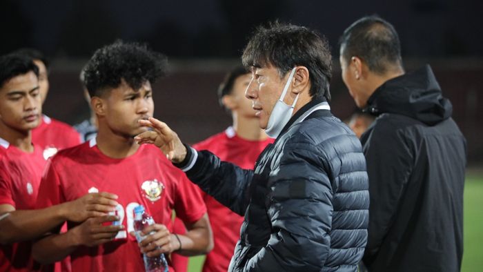 Pelatih timnas U-23 Indonesia, Shin Tae-yong, tengah memberi instuksi saat laga melawan Tajikistan