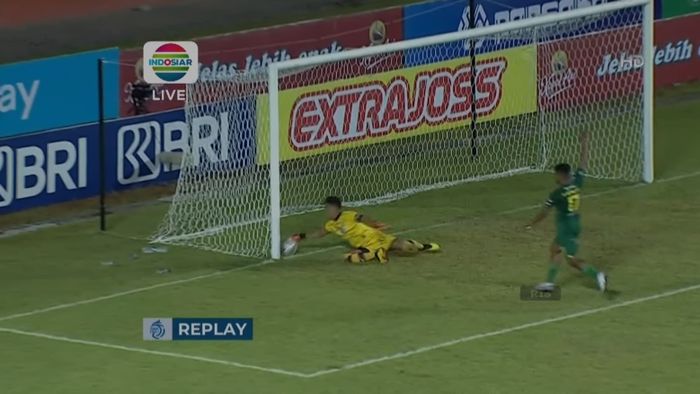 Momen kontroversial gol Jose Wilkson yang tidak disahkan wasit dalam laga Persebaya vs Persela (21/10/2021). 