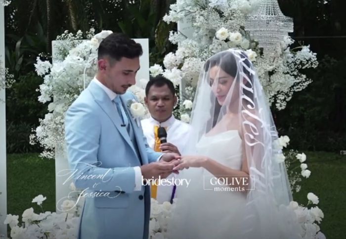Proses Vincent Verhaag memakaikan cincin kepada Jessica Iskandar. 