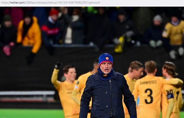 Ekspresi pelatih AS Roma, Jose Mourinho, dalam laga Grup C UEFA Conference League kontra Bodo/Glimt di Stadion Aspmyra, Kamis (21/10/2021).