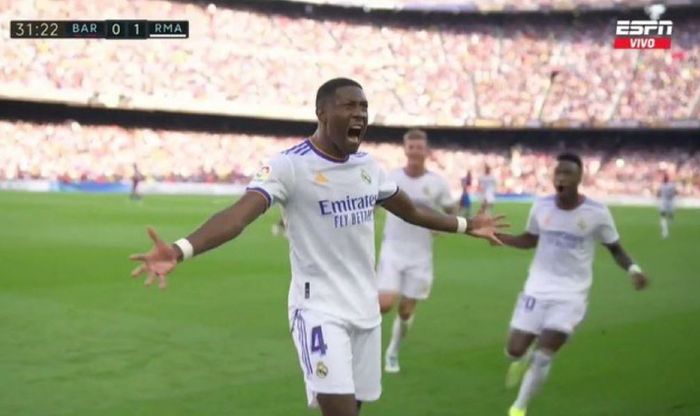 David Alaba cetak gol Real Madrid ke gawang Barcelona pada laga el clasico pekan ke-10 Liga Spanyol di Camp Nou (24/10/2021).