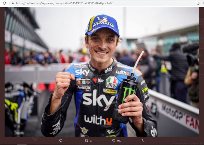 Pembalap Sky VR46 Team, Luca Marini, saat merayakan kesuksesan mendapatkan front row pada kualifikasi MotoGP Emilia Romagna 2021 di Sirkuit Misano, Italia, Sabtu (23/10/2021).