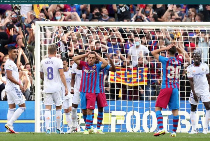 Pemain Barcelona, Sergino Dest, gagal mencetak gol setelah peluang matang di babak pertama gagal dimaksimalkan dalam laga el clasico jilid pertama (24/10/2021).