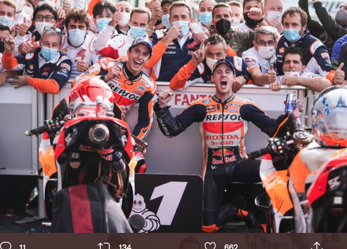 Dua pembalap Repsol Honda, Marc Marquez (kiri) bersama Pol Espargaro usai finis pertama dan kedua pada balapan seri ke-16 MotoGP Emilia Romagna 2021 di Sirkuit Misano, Italia, Minggu (24/10/2021).