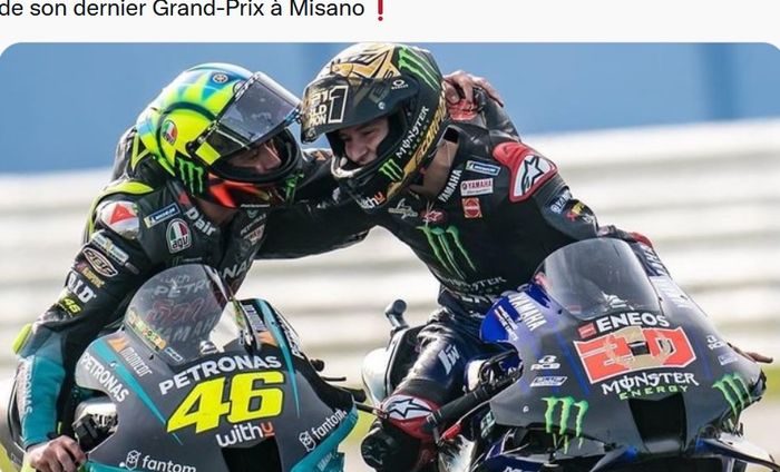 Valentino Rossi (kiri) memberi selamat kepada Fabio Quartararo (kanan) setelah memastikan gelar juara dunia pada balapan MotoGP Emilia Romagna di Sirkuit Misano, Italia, 24 Oktober 2021.