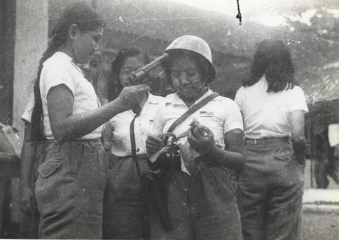 Laskar Wanita (Laswi) Solo sedang berlatih dasar-dasar kemiliteran dan menerima pengarahan-pengarahan dari pelatihnya tentang cara menggunakan senjata.