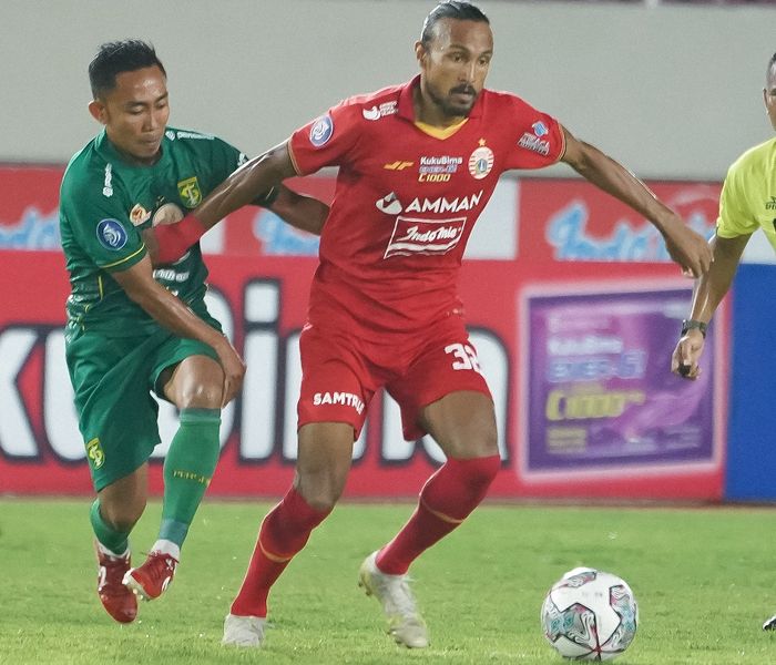Gelandang Persija Jakarta, Rohit Chand, mendapat kawalan dari pemain Persebaya Rendi Irwan pada pekan kesembilan Liga 1 2021.