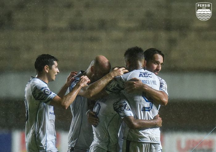 Pemain Persib Bandung merayakan gol yang dicetak oleh Febri Hariyadi ke gawang PSIS Semarang pada pekan ke sembilan Liga 1 2021.