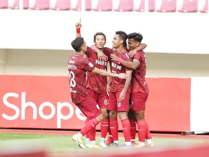 Pemain Persis Solo merayakan gol yang dicetak Miftahul Hamdi ke gawang PSCS Cilacap pada pekan kelima Liga 2 2021.