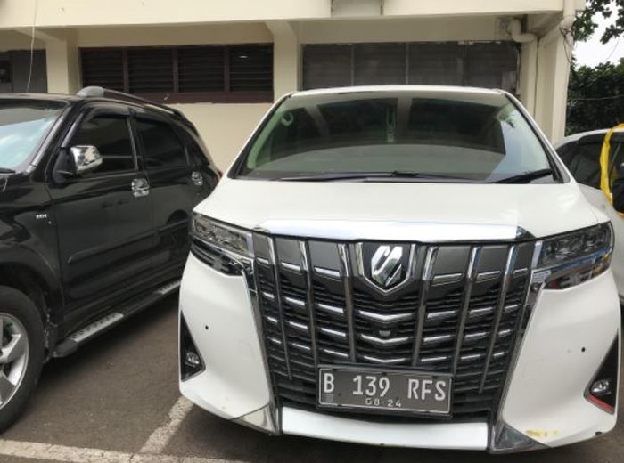 Kedatangan Rachel Vennya dengan mobil warna berbeda dengan yang dibawanya saat ke Polda Metro Jaya.  