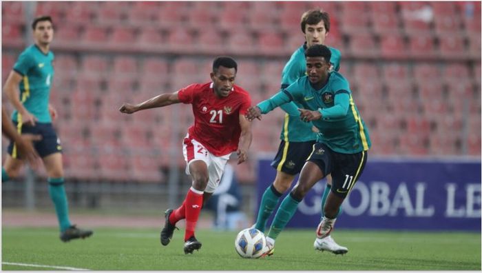 Pemain timnas U-23 Indonesia, Gunansar Mandowen, saat lawan Australia U-23