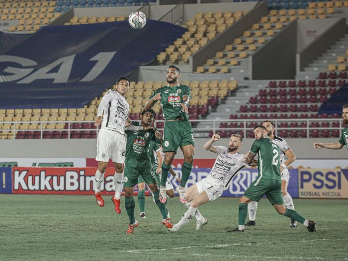 Pemain PSS Sleman, Eduardo Juninho, berusaha menanduk bola dalam laga kontra Bali United di Stadion Manahan, Solo, Rabu (27/10/2021).