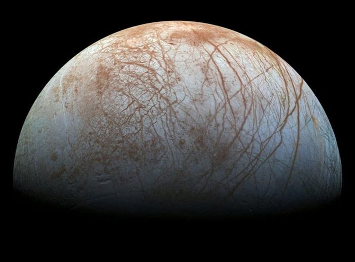 Tampilan warna bulan Jupiter, Europa, yang diproses ulang ini dibuat dari gambar yang diambil oleh pesawat ruang angkasa Galileo NASA pada akhir 1990-an.
