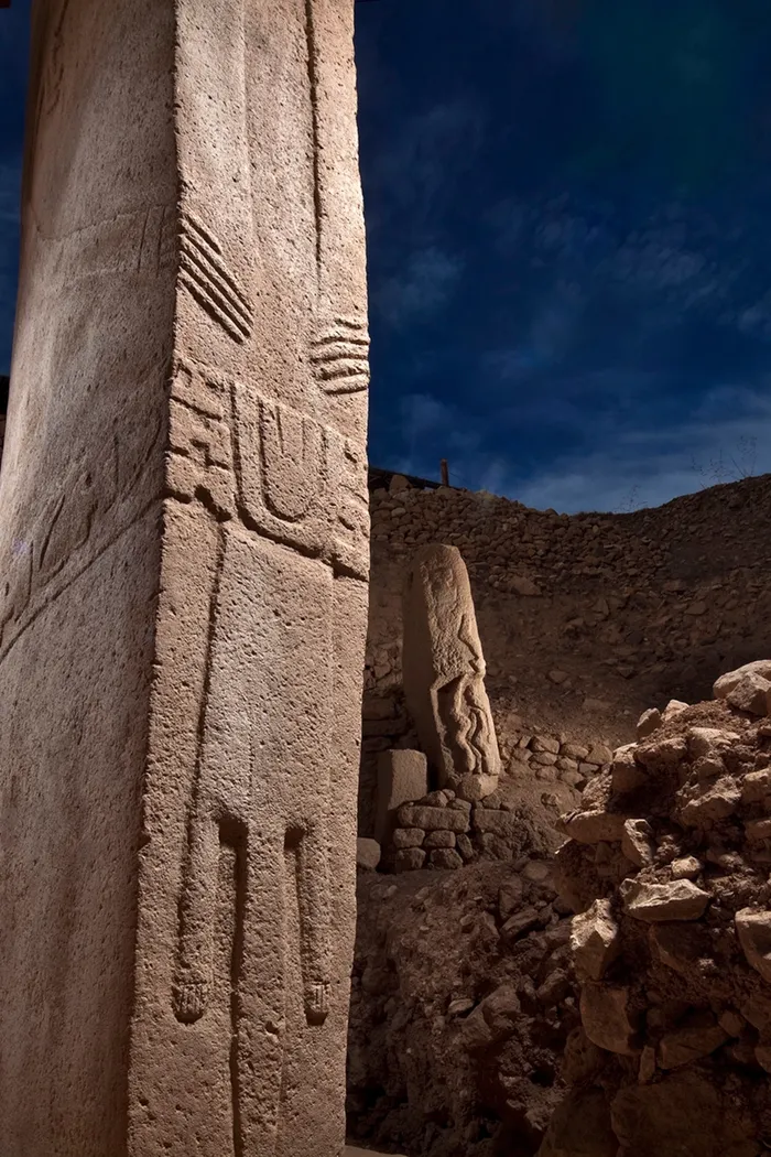 Pilar berbentuk 'T' di Gobekli Tepe diukir dengan tangan, yang menampilkan sosok berikat pinggang, dan cawat yang bergaya.