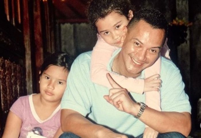 Potret Adjie Massaid dan anak-anaknya.