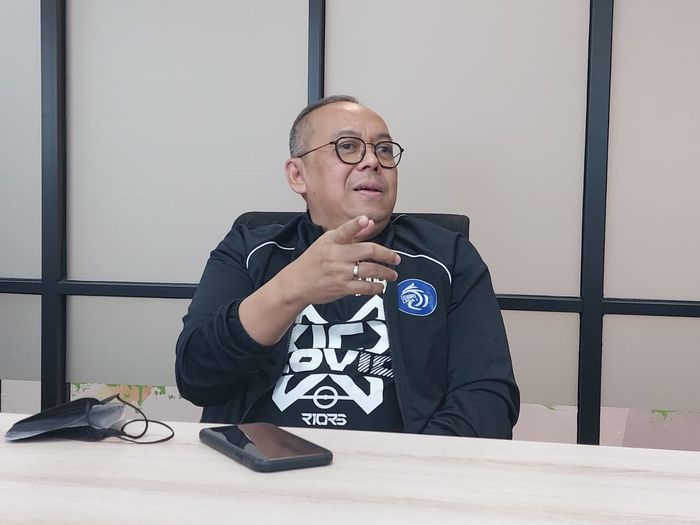 Direktur Utama PT Liga Indonesia Baru (LIB), Akhmad Hadian Lukita saat menemui awak media di Kantor PT LIB, Menara Mandiri, Jakarta Selatan, Jumat (29/10/2021).