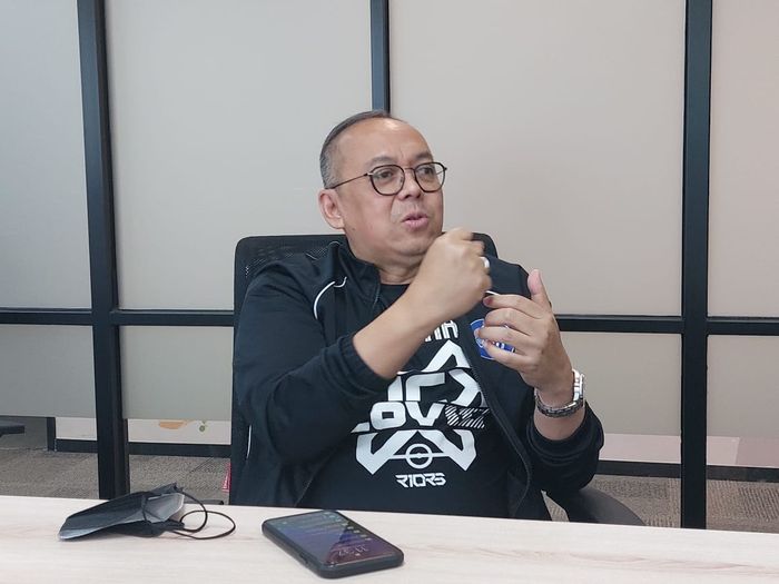 Direktur Utama PT Liga Indonesia Baru (LIB), Akhmad Hadian Lukita saat menemui awak media di Kantor PT LIB, Menara Mandiri, Jakarta Selatan, Jumat (29/10/2021).