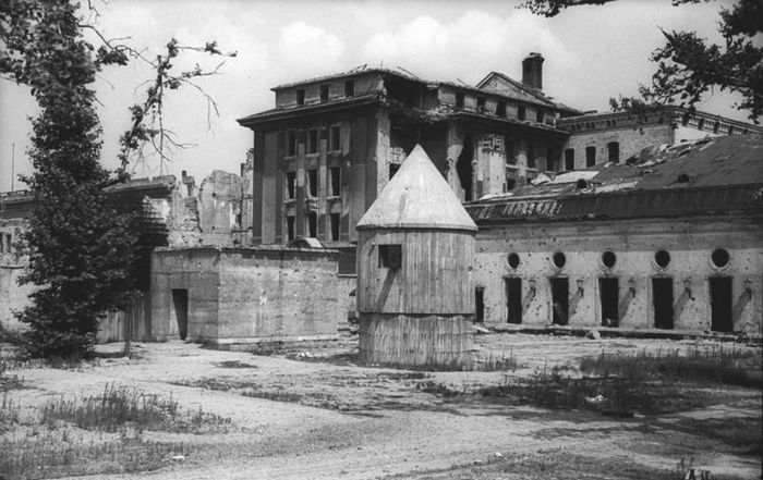 Führerbunker, kompleks bunker bawah tanah di Berlin ini berfungsi sebagai markas dan tempat tinggal terakhir Hitler. Di sana jugalah ia menghabisi nyawanya .