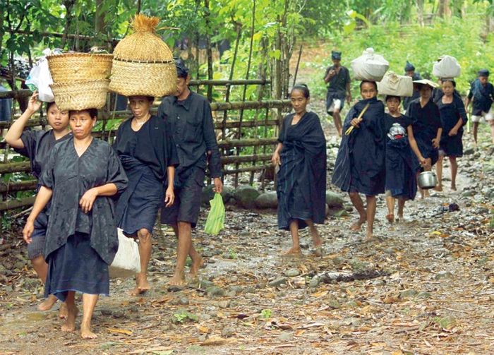Masyarakat adat Ammatoa di Kajang, Bulukumba. Ada peleburan antara tradisi dan agama Islam dalam langkah hidup mereka.