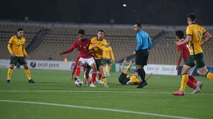 Pemain timnas U-23 Indonesia, Marselino Ferdinan saat menghadapi para pemain Australia dalam laga babak Kualifikasi Piala Asia U-23 2022, di Republican Center Stadium, Dushanbe, Tajikistan, Jumat (29/10/2021).