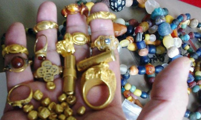 Segenggam cincin emas, manik-manik dan koin emas cendana Sriwijaya, ditemukan di dasar laut dekat Palembang.
