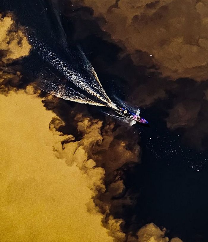 Perjumpaan arus dari Mahakam hulu dan arus 'air hitam' dari kawasan gambut Mahakam tengah, Kalimantan Timur. 