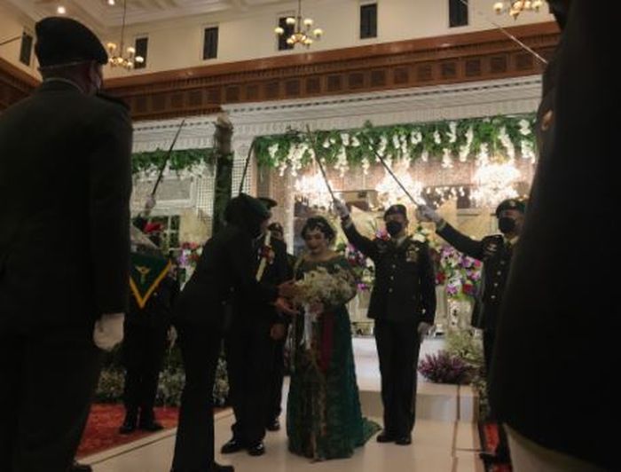 Joy Tobing menggelar resepsi pernikahannya dengan seorang kolonel Tentara Nasional Indonesia Angkatan Darat (TNI AD), Cahyo Pernomo pada Minggu (31/10/2021) hari ini.