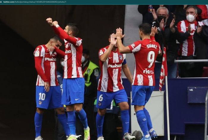 Para pemain Atletico Madrid merayakan gol Yannick Carrasco ke gawang Real Betis pada laga pekan ke-12 Liga Spanyol 2021-2022.