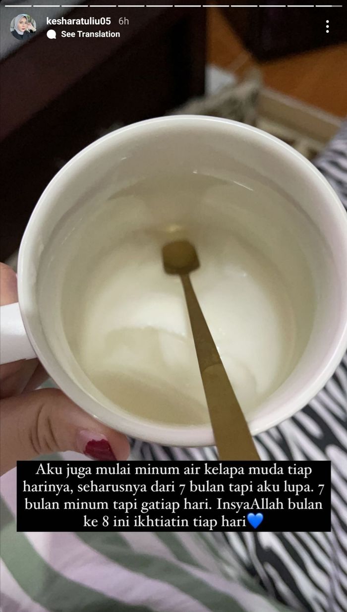 Unggahan Kesha Ratuliu yang mulai rutin mengonsumsi air kelapa muda.