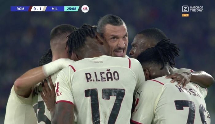 Penyerang AC Milan, Zlatan Ibrahimovic, merayakan gol ke gawang AS Roma pada pekan ke-11 Liga Italia 2021-2022 di Stadion Olimpico, Minggu (31/10/2021).