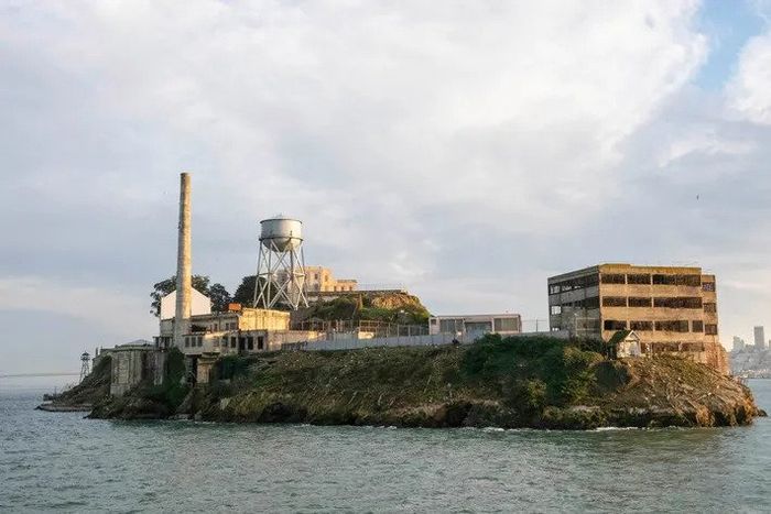 Pada awal 1860-an, Alcatraz digunakan sebagai penjara militer, tetapi penjara dengan keamanan yang sangat tinggi dari tahun 1934 hingga 1963 di bawah kendali Biro Penjara Federal yang memperoleh reputasinya yang terkenal. Meskipun suhu air dan arusnya yang kuat menghalangi kemungkinan buronan, lebih dari selusin telah mencoba semuanya sama, tetapi tidak berhasil.