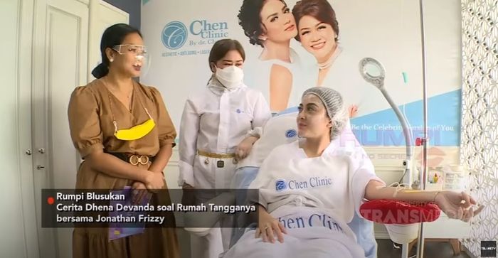 Perbincangan Feni Rose dan Dhena Devanka mengenai alasannya sepakat dengan Jonathan Frizzy untuk mencabut laporan KDRT. 