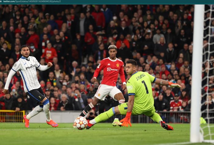 Momen Marcus Rashford melepaskan tembakan ke arah gawang Atalanta pada laga matchday ketiga Liga Champions 2021-2022.