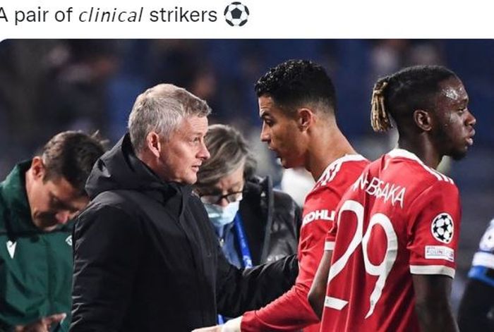 Pelatih Manchester United, Ole Gunnar Solskjaer, bersalaman dengan Cristiano Ronaldo dalam laga Grup F Liga Champions kontra Atalanta di Stadio di Bergamo, Selasa (2/11/2021).