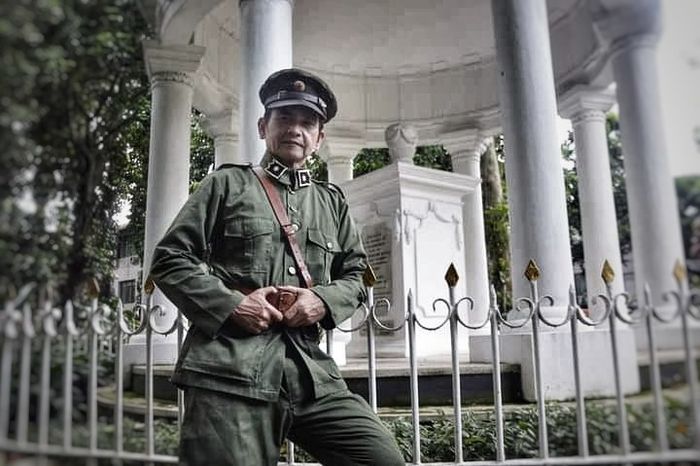 Agus Sutedja, pegiat reka ulang sejarah dan fotografer profesional, yang berimpresi sebagai 2e Luitenant KNIL. Memotret reka ulang sejarah membutuhkan riset dan kreativitas menyusun foto yang bercerita, ungkapnya.