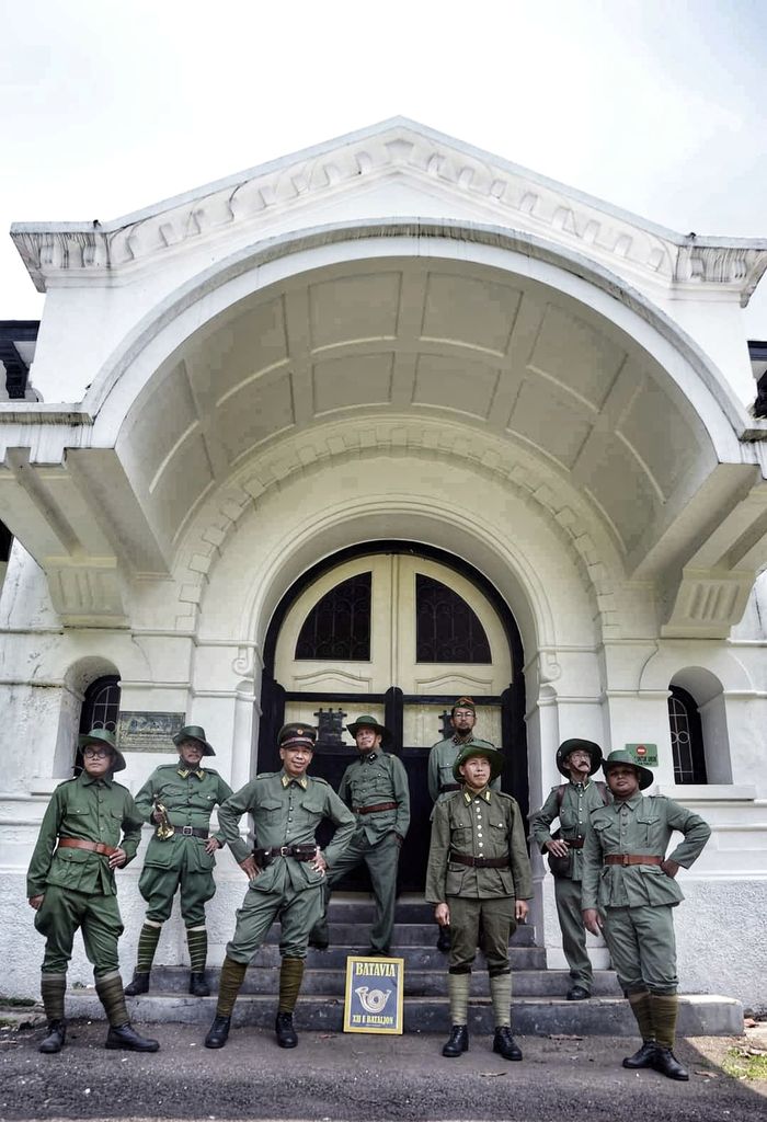 'KNIL Vakantie' berpose di bawah portik Neo-klasik Treub Laboratorium. Nama itu untuk menghormat Melchior Treub, ahli botani dan direktur 's Lands Plantentuin te Buitenzorg—kini Kebun Raya Bogor—pada periode 1880-1910.