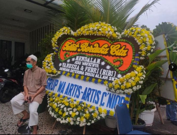 Karangan buka duka masih terpajang di sekitar rumah duka sedari sore