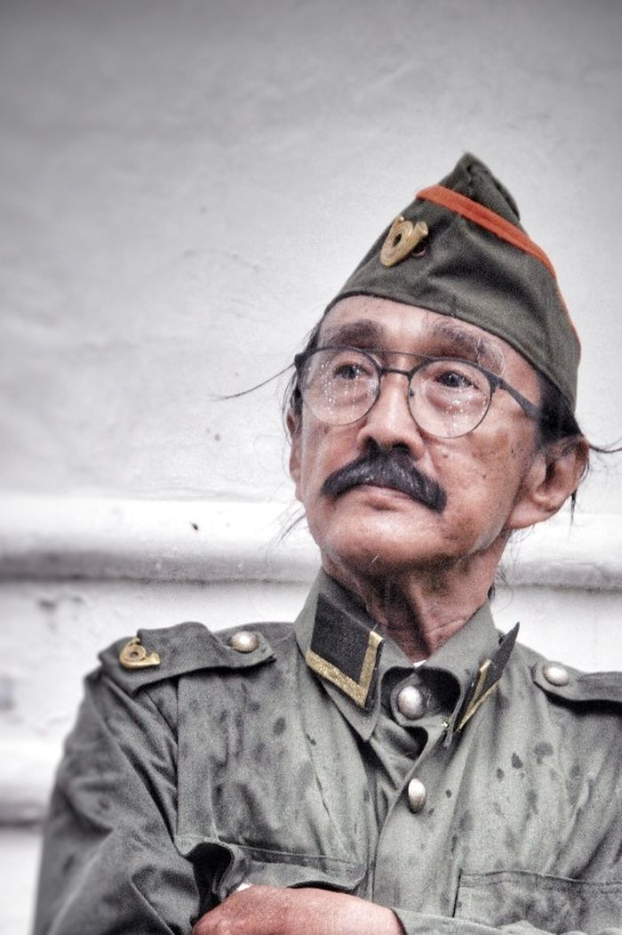 Sugiarso Sri Bimo Seno berimpresi Sergeant 2e Klasse. Pegiat Komunitas Bangor ini berusia 81 tahun. Pak De, demikian para yunior menyapa, rajin mengikuti kegiatan reka ulang sejarah. Pada 'KNIL Vakantie', Pak De membawa peranti reka ulang terbanyak: tas ransel, rantang, sampai pipa cangklong.