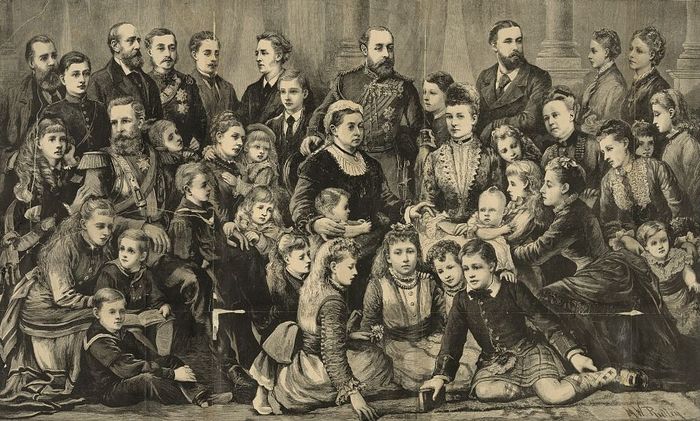 Ratu Victoria dengan kesembilan anaknya, keenam menantunya, dan kedua puluh tiga cucunya, 1877. Litografi karya M.W. Ridley. Ilustrasi dari Frank Leslie's illustrated newspaper, v. 44, no. 1137 (July 14 1877).