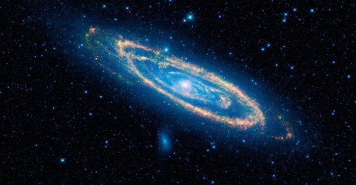 Galaksi Andromeda seperti yang terlihat oleh Wide-field Infrared Survey Explorer (WISE) NASA.