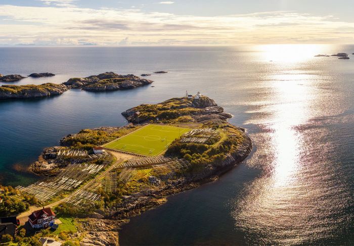 Senja yang mewarnai Stadion Henningsvaer.