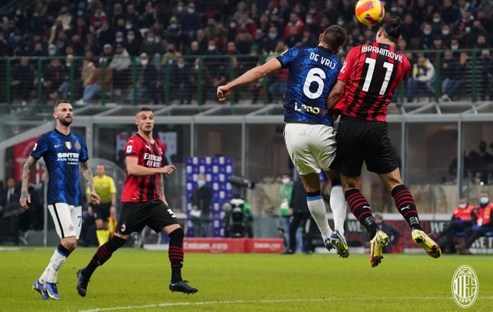 Momen duel antara Zlatan Ibrahimovic dan Stefan de Vrij dalam laga AC Milan versus Inter Milan.