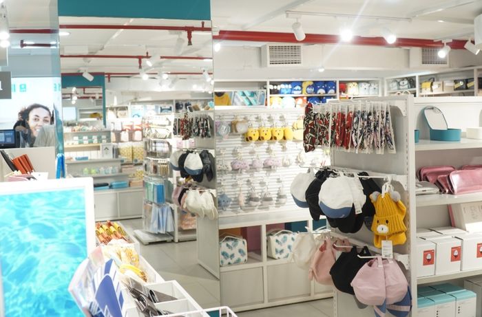 Barang-barang yang dipakai dalam film drama korea atau yang dipakai para idola K-pop menjadi incaran penggemarnya.