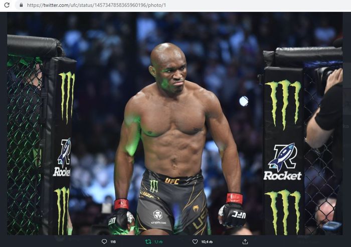 Kamaru Usman, juara kelas welter UFC, saat memasuki oktagon pada ajang UFC 268, Sabtu (6/11/2021).