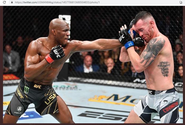 Momen Kamaru Usman (kiri) menjotos Colby Covington (kanan) pada UFC 268 di Madison Square Garden, New York, Amerika Serikat, Sabtu (6/11/2021).