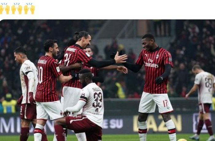 Striker AC Milan, Zlatan Ibrahimovic, melakukan selebrasi bareng Rafael Leao.