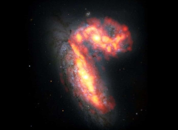 NGC 4567 dan NGC 4568 adalah 2 dari 2.000 galaksi di Gugus Virgo, yang terletak sekitar 65 juta tahun cahaya dari Bumi. Dua galaksi tersebut termasuk di antara galaksi-galaksi di gugus galaksi yang terkena dampak proses fisik ekstrem yang dapat menyebabkan kematian galaksi. Galaksi ditampilkan di sini dalam data radio komposit dari ALMA dengan gas molekuler berwarna merah/oranye dan data optik dari Teleskop Luar Angkasa Hubble dengan bintang berwarna putih/biru.